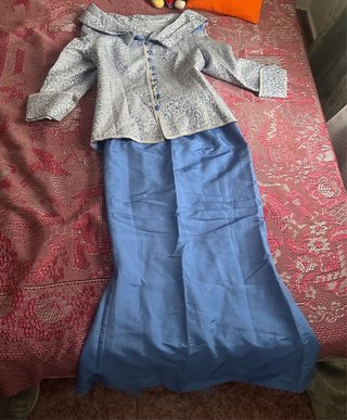 Conjunto fiesta falda y chaqueta azul y plata.
