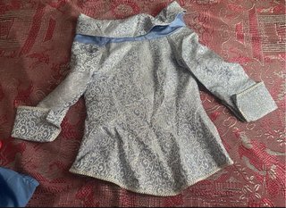 Conjunto fiesta falda y chaqueta azul y plata.