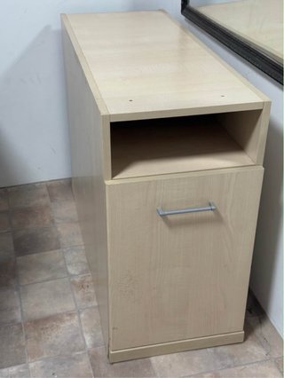 Escritorio de esquina con cajonera morada