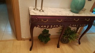 Mesa consola morada con mármol y detalles dorados