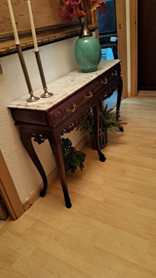 Mesa consola morada con mármol y detalles dorados