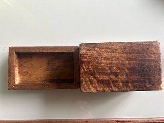 Caja joyero de madera grabada en la parte superior