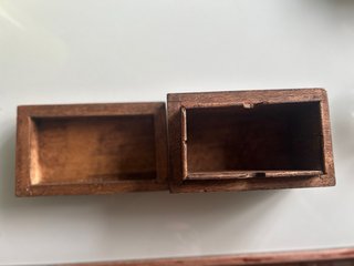 Caja joyero de madera grabada en la parte superior