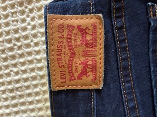 Pantalón Levi's Slim y Top azul oscuro Talla M