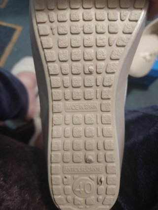 Zapatillas anatómicas beige bordadas