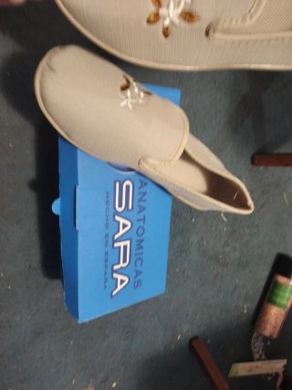 Zapatillas anatómicas beige bordadas