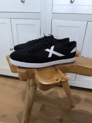 Zapatillas Munich Negras y Blancas