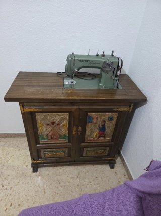 Mueble Máquina de Coser Refrey