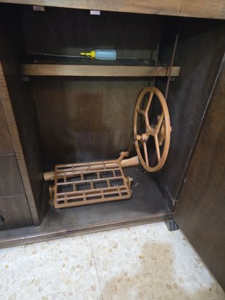 Mueble Máquina de Coser Refrey
