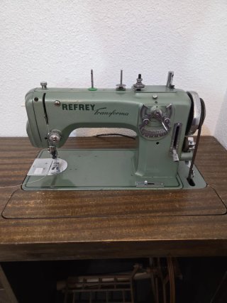 Mueble Máquina de Coser Refrey