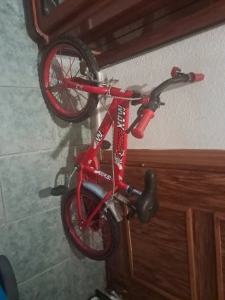 Bicicleta infantil roja