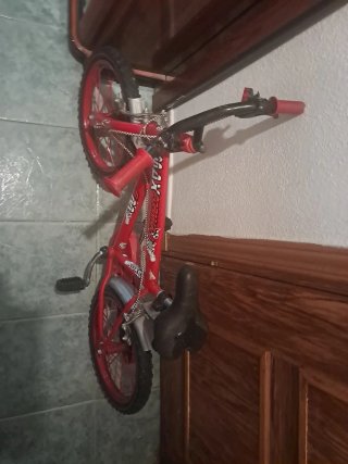 Bicicleta infantil roja