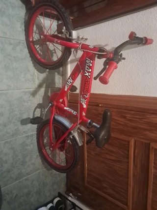 Bicicleta infantil roja