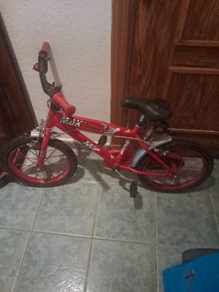 Bicicleta infantil roja