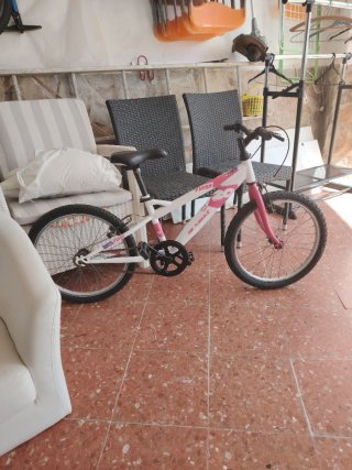 Bicicleta infantil blanca y rosa