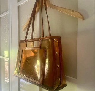 Bolso transparente marrón con tachuelas doradas