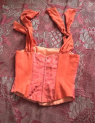 Conjunto de falda y top naranja para fiestas.