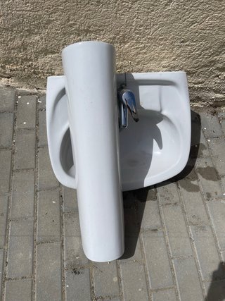 Lavabo de cerámica con grifo