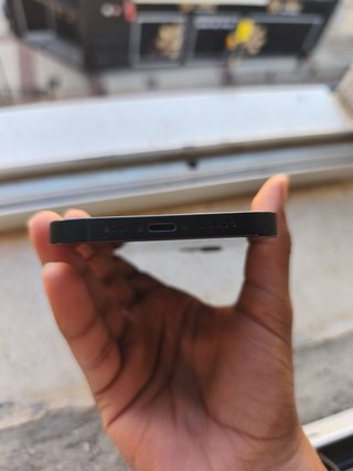 iPhone 12 Nero con dettaglio