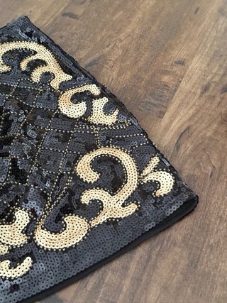 Falda corta lentejuelas negra y dorada ZARA