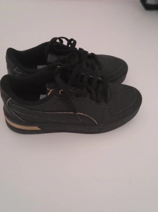 Zapatillas Puma Negras y Doradas