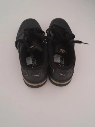 Zapatillas Puma Negras y Doradas