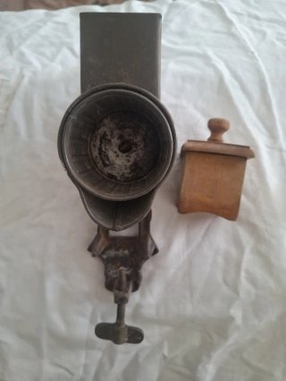 Picadora de carne antigua con manivela