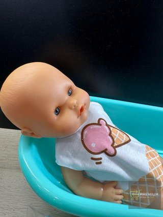 muñeca con juego de bañera