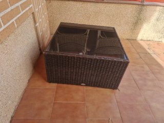Mesa auxiliar mimbre y cristal