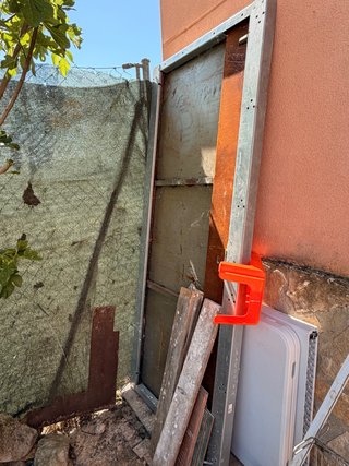 Puerta antiokupa metálica