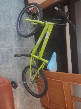 Bicicleta infantil verde con ruedines