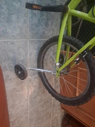 Bicicleta infantil verde con ruedines
