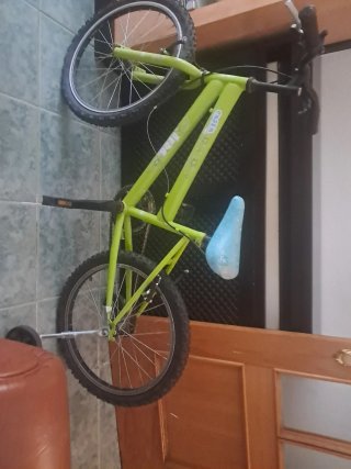 Bicicleta infantil verde con ruedines