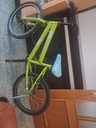 Bicicleta infantil verde con ruedines