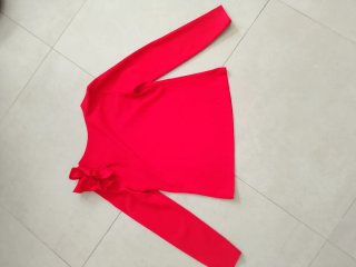 Top rojo manga larga con lazo