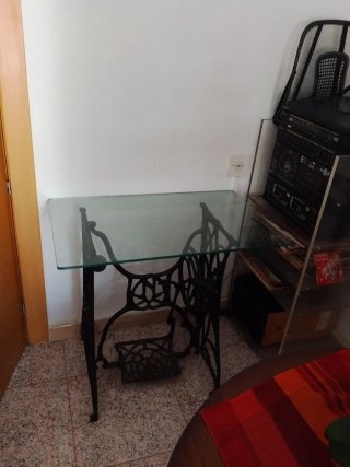 Mesa antigua pata máquina coser cristal