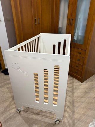 Cuna de madera blanca TRAMA con ruedas