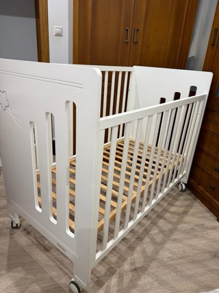 Cuna de madera blanca TRAMA con ruedas