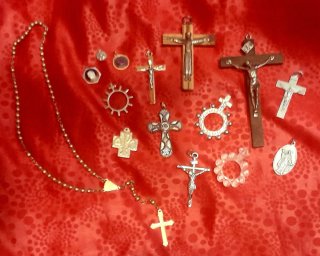 Lote religioso antiguo: rosarios y cruces