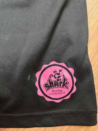 Camiseta deportiva Shark negra y rosa Talla S