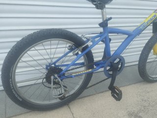 Bici infantil azul Decathlon ALTURAS 1'20-1'40cm.