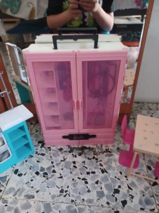 Lote Accesorios Barbie: Cocina, Armario y Mesa