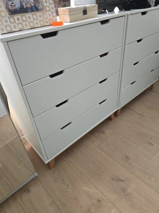 Cómoda blanca de madera y plástico