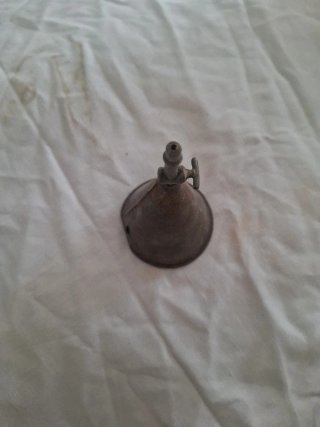 Embudo antiguo con llave de corte