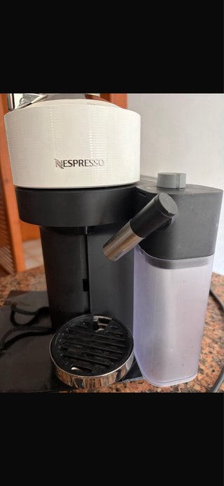 Cafetera Nespresso Vertuo Lattissima De'Longhi