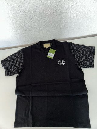 Camiseta Gucci con Detalle en Mangas