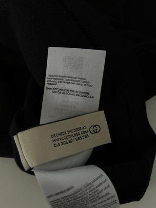 Camiseta Gucci con Detalle en Mangas