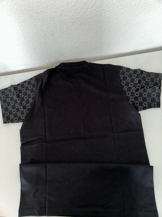 Camiseta Gucci con Detalle en Mangas