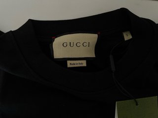 Camiseta Gucci con Detalle en Mangas