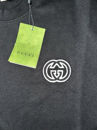 Camiseta Gucci con Detalle en Mangas